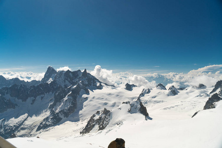 勃朗峰是阿尔卑斯山最高的山，也是欧洲最高的山。 阿吉维尔脊椎和雪岭与登山者的全景。 晴天欧洲阿尔卑斯山美丽的全景。