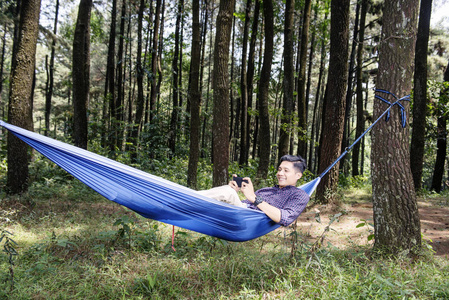 有胡子的家伙在笔记本电脑上工作颠倒上吊的男人-办公室公司卡通人