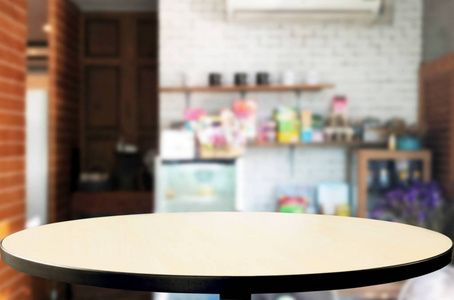 选择焦点空棕色木桌和咖啡店或修复模糊背景与波克图像。 为您的摄影或产品展示