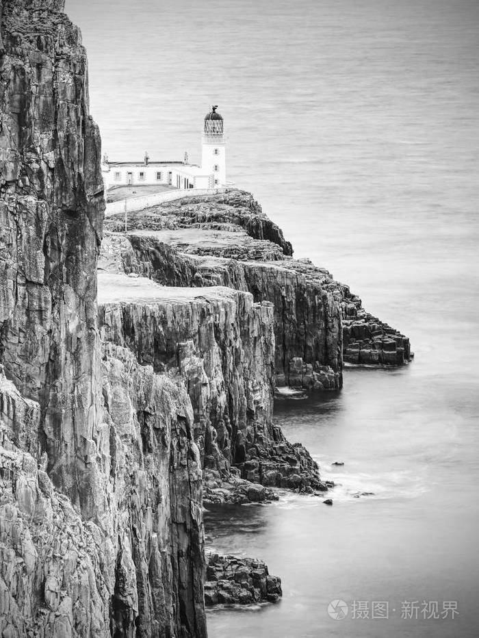 奈斯特角和灯塔的悬崖黑白相间受欢迎的旅行者目的地在苏格兰天空岛