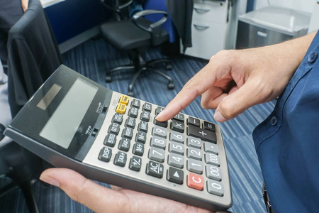商务人士用数字计算器计算薪金和个人开支