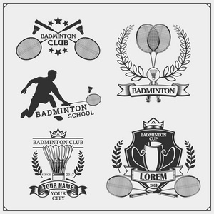 羽毛球标志符号标签设计元素和球员的轮廓。 黑白的。