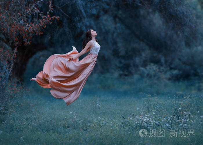 人一个神秘的女巫像蝴蝶一样漂浮在空中一件豪华的长裙在风中飘扬寒冷
