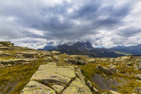 夏季白云岩中戏剧性的云景和雨云在意大利阿尔卑斯山