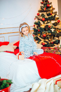 圣诞节早晨，穿睡衣的小女孩。