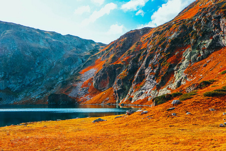 秋季黄色高山景观清洁水在高山湖。 岩石山五彩缤纷的秋天。