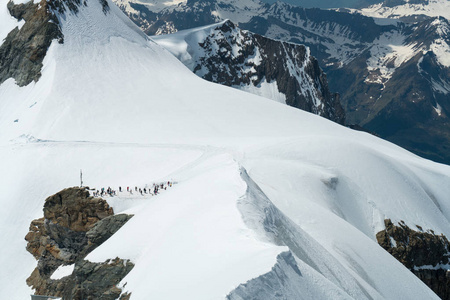 从欧洲狮身人面像天文台3454米瑞士山顶俯瞰荣格弗劳山和伯尼斯阿尔卑斯山四千米山峰的壮观景色