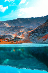 秋季黄色高山景观清洁水在高山湖。 落基山高峰秋季风景名胜区。