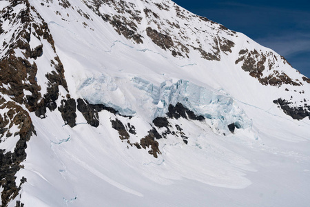 瑞士伯尼塞阿尔卑斯山bernesealps有四千米山峰环绕的Alletsch冰川的壮观景色