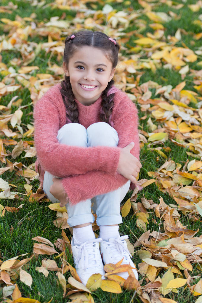 秋天森林里快乐的小女孩.秋天的叶子和大自然.快乐的童年.学校时间.