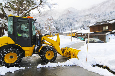在村里的道路上清除雪的雪装载机