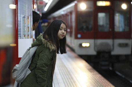 日本车站等地铁列车的少女