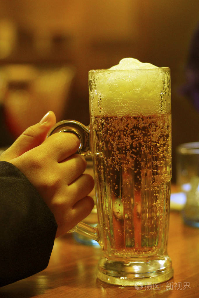 啤酒杯在手里