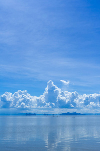 海景，湖面上的云彩，蓝天上的空间。