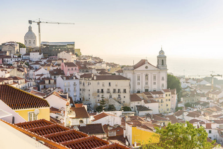 葡萄牙里斯本阳光明媚的一天中迷人的阿尔法玛景色