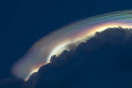 天空上令人惊叹的彩虹云。CumulonimbusCongestus