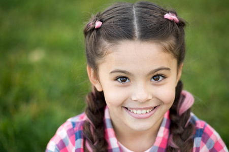 小孩子开心地笑着.秋天的风景快乐的孩子.女孩在秋季有乐趣.