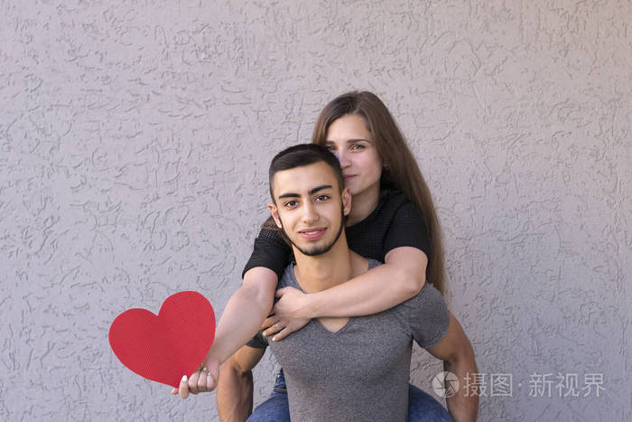 两个有吸引力的人互相拥抱