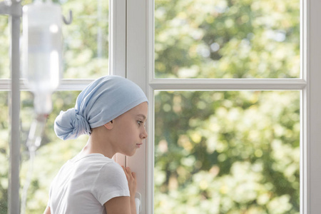 癌症病人在治疗期间戴蓝色头巾图片