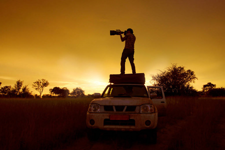 站在路上的车上的人. 非洲旅游活动博茨瓦纳旅照片
