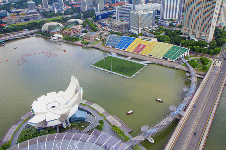 新加坡。 从摩天轮观看。 从摩天轮的高度，从水上摩天大楼的海滨体育场可以看到新加坡中心令人叹为观止的景色。