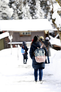 在日本寒冷的冬日里，一个十几岁的女孩在雪天尽情享受