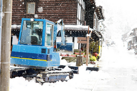 雪装载机，用于清除村庄道路上的雪。