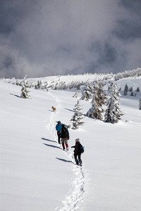 在雪山上徒步旅行