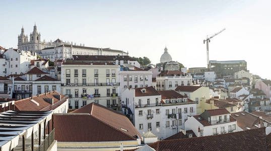 葡萄牙里斯本阳光明媚的白天观赏迷人的阿尔法玛