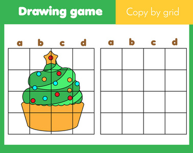 网格复制游戏。 完成这幅画。 可打印的儿童活动单与圣诞纸杯蛋糕。 寒假主题