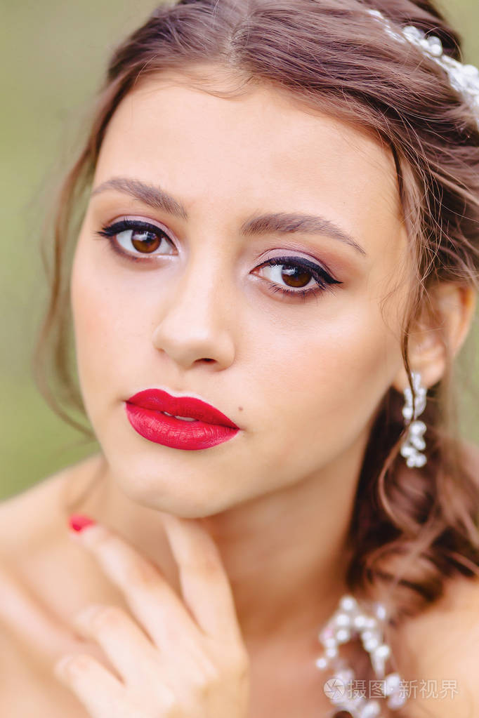 可爱的年轻女孩,嘴唇紧闭的肖像照片-正版商用图片13s6um-摄图新视界