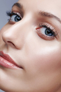 有光泽的白色皮肤的女人.照片