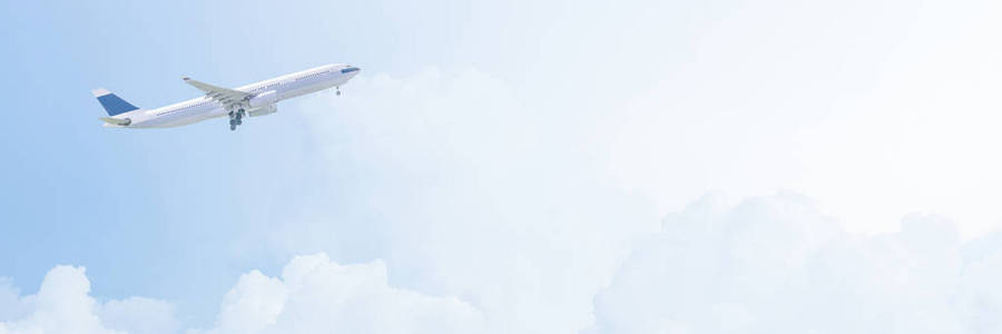 商业飞机飞越明亮的蓝天和白云。 照片设计在横幅封面大小与复制空间的旅行概念。