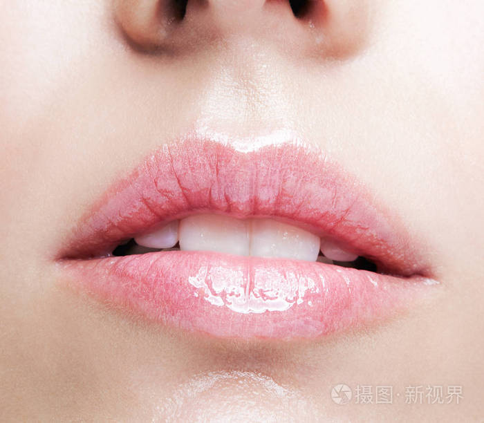 特写女性面部宏观肖像. 人类女人的嘴唇有白天的美容妆.照片-正版商用