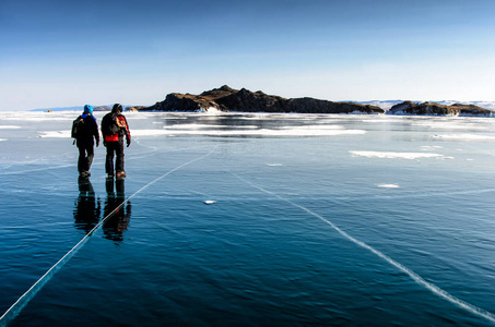 贝加尔湖覆盖着冰雪, 强烈的寒冷, 清澈的蓝冰。冰柱挂在岩石上。贝加尔湖是一个寒冷的冬天。神奇的地方
