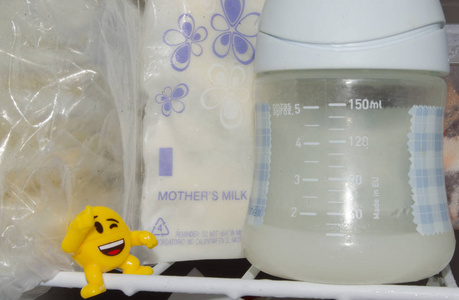 大量的泡沫母乳储存在储存袋中，储存在冰箱和婴儿瓶中，有新鲜的呼气母乳小蜜母乳喂养概念