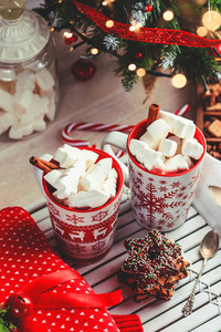 两个杯子上面有热饮料和棉花糖。 圣诞节五彩缤纷的静物。 温馨喜庆的气氛