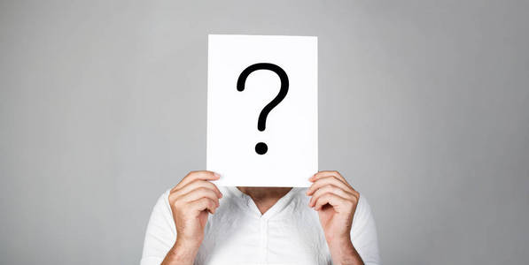 问号, 符号.沉思的男性.得到答案.人像的人, 偷看背后的审讯符号.