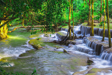 泰国华美卡明瀑布坎查纳布里省美丽的自然景观