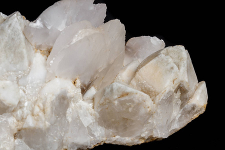 黑色背景下含有方解石的宏观矿物石雪石,石英白色方解石