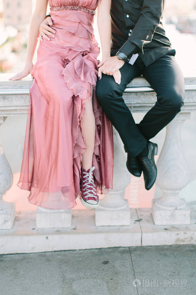 威尼斯浪漫情侣的腿在旅行假期快乐在一起浪漫的年轻美丽的夫妇在冈