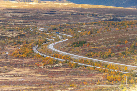 穿越挪威自然的道路。