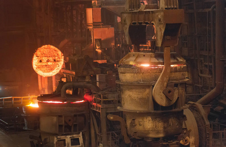 钢铁厂金属的熔化。 熔化炉的高温。 冶金工业。 金属管道制造工厂。 将金属送入模具的桶。