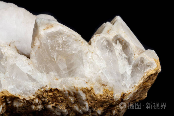 黑色背景下含有方解石的宏观矿物石雪石,石英照片-正版