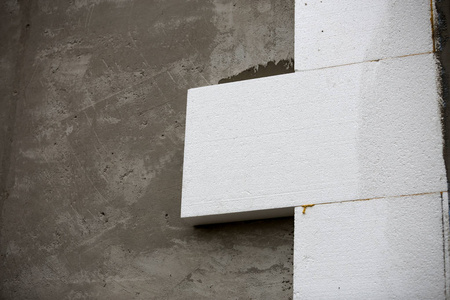 用刚性发泡胶绝缘封闭抹灰屋墙的细节。 现代技术建设改造节能替代矿棉温暖舒适的住宅理念。