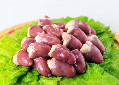 白色背景上的生鸡心照片