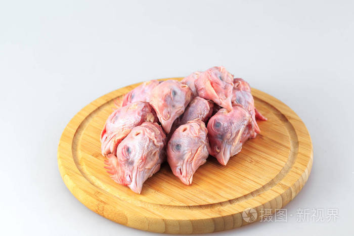 白色背景的生鸡头