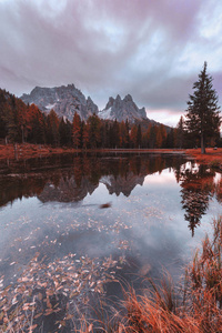 美丽的秋天的早晨，在意大利的安托诺湖，欧洲，有山的改装。