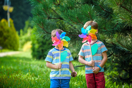 可爱的男孩微笑春天或夏天公园. 户外休闲友谊家庭概念.照片