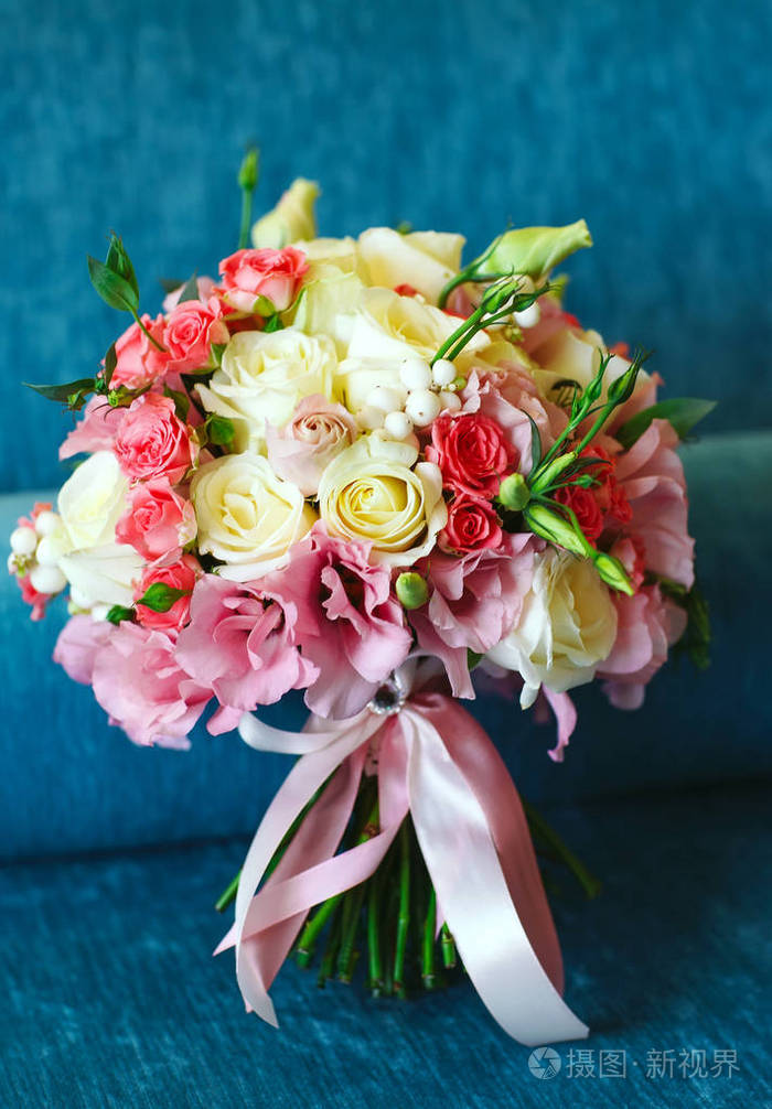 彩带系着五颜六色美丽的新娘花束